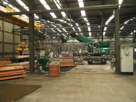 Industriebau Maschinenfundamente in einer Prodktionshalle